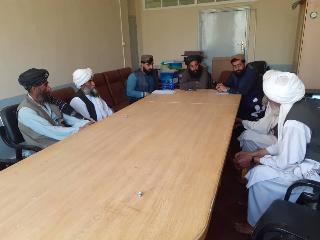 هلمند کې د باراني اوبو مهار او د ناورونو رغولو په موخه د سیمې له مشرانو سره ناسته وشوه