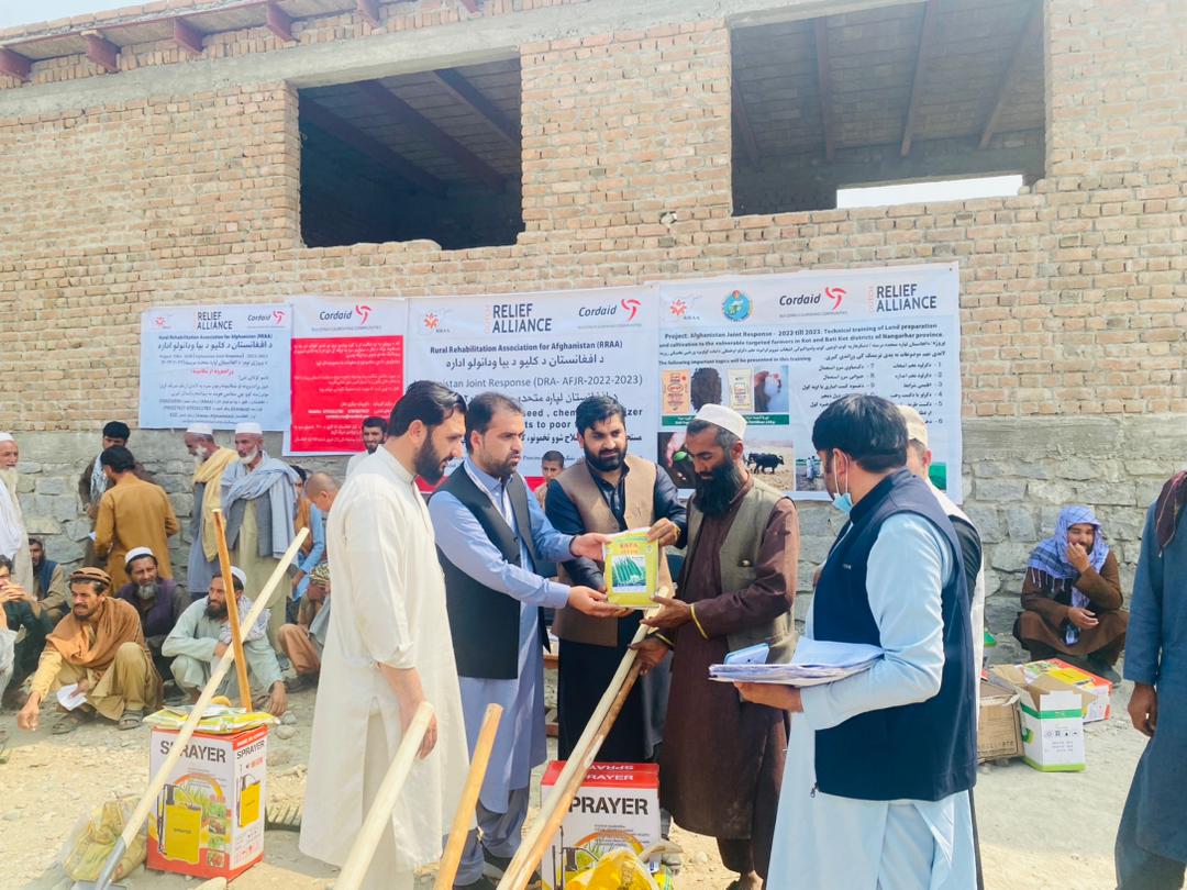 د ننگرهار بټي کوټ کې پر یوشمېر بزګرانو کرنیز توکي او تخمونه ووېشل شول