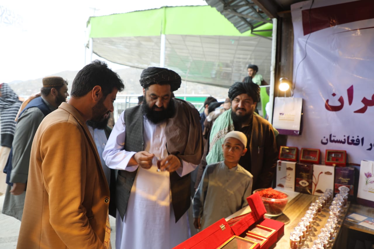 معاون اول افغانستان بانک از نمایشگاه محصولات زراعتی بازدید کرد