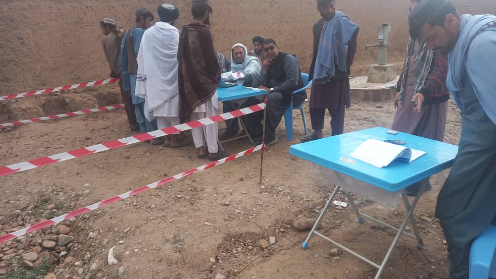 د روزګان دهراود کې پر ۷۶۶ بزګرانو اصلاح شوې تخمونه او کیمیاوي سرې ووېشل شول