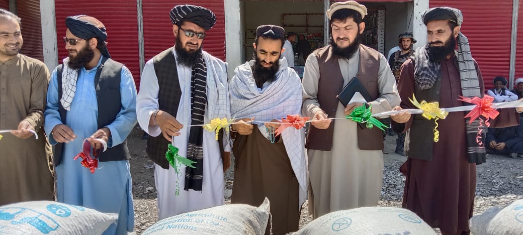 د خوست علي شېر کې پر ۴۵۴ مالدارانو د څارویو د خوراکي توکو د وېش لړۍ پیل شوی دی