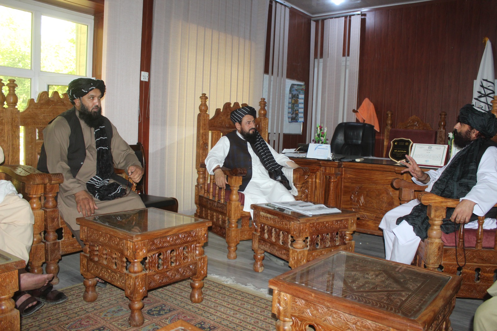 د ننګرهار کانال رییس ددې ولایت د فرمانونو او حکمونو د تعقیب او نظارت ریاست له رییس سره وکتل 