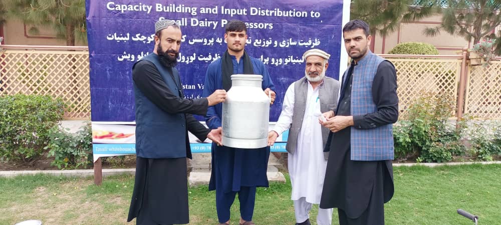 ننګرهار کې ۲۴ منځنیو او کوچنیو شیدو پروسس کوونکو ته روزنه او وسایل ورکړل شول