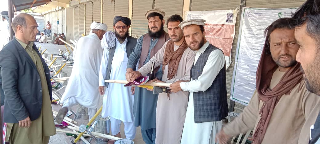 خوست کې پر ۵۰۰ بزګرانو د کرنيزو وسايلو د وېش لړۍ پيل شوی 