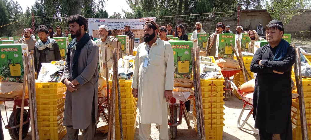 خوست کې پر یوشمېر کروندګرو د سبو کرکیلې توکي ووېشل شول