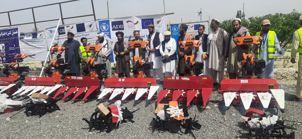 د لغمان قرغه یې ولسوالی پر يوشمېر کروندګرو د غنمو رېبلو واړه ماشينونه ووېشل شول