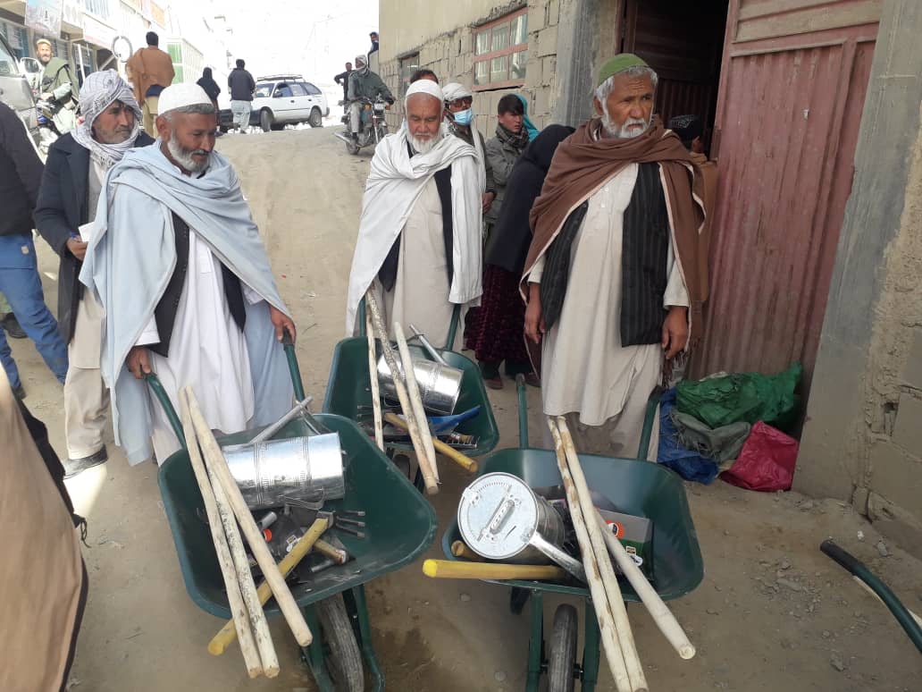 برای ۱۴۶ دهقان در مرکز ولایت دایکندی ابزار زراعتی توزیع شد