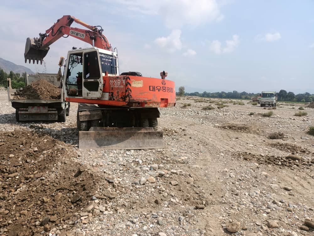 د ننګرهار کانال ریاست دویم فارم کې محافظتي پولې جوړولو چارې پیل شوې