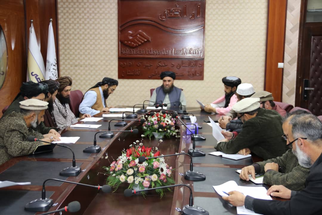 د ځمکو چارو رياست کې د غونډې په ترڅ کې پر بېلابېلو موضوعاتو خبرې وشوې