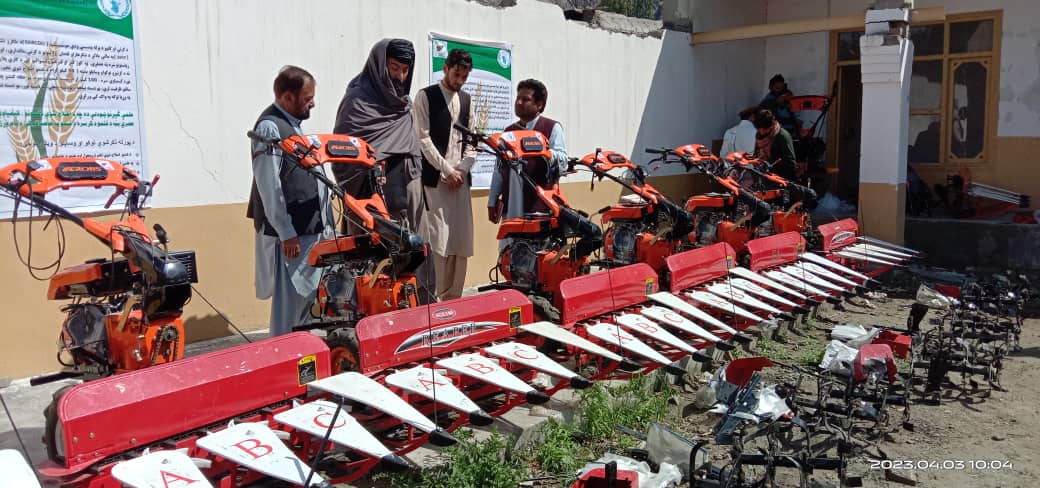 د ننګرهار کوز کونړ ولسوالی پر يوشمېر کروندګرو د غنمو رېبلو واړه ماشينونه ووېشل شول