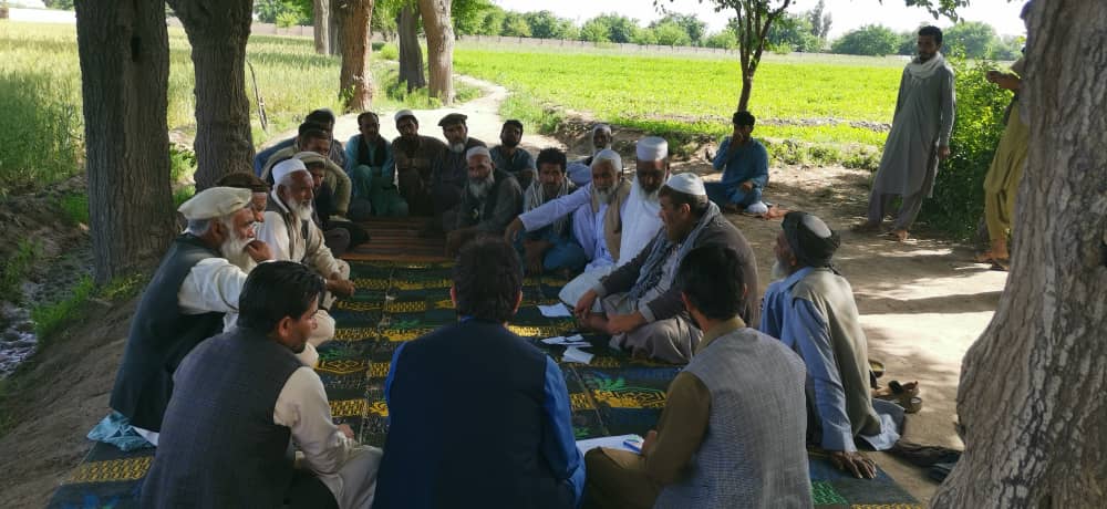 د ننګرهار سرخرود کې له یوشمېر مالدارانو سره مرستې کېږي