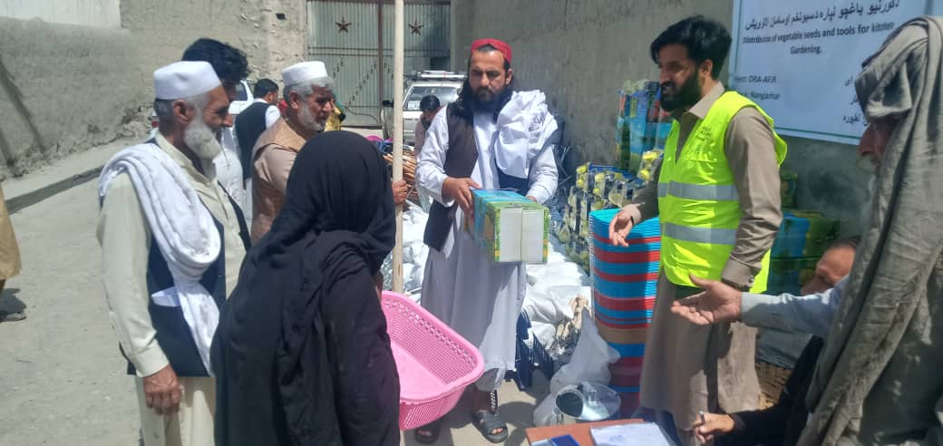 د ننګرهار لعلپور کې پر یوشمېر کروندګرو د سبو تخمونه، کرنيزې توکي او درمل ووېشل شول