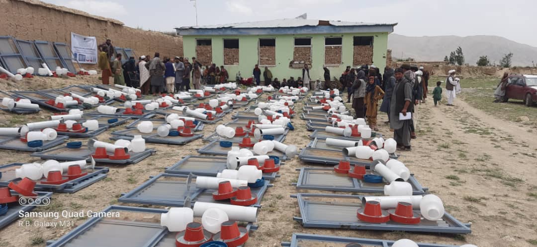 د میدان وردګو ولایت نرخ  کې پر ۱۰۰ کورنیو د چرګانو روزنې توکي ووېشل شول