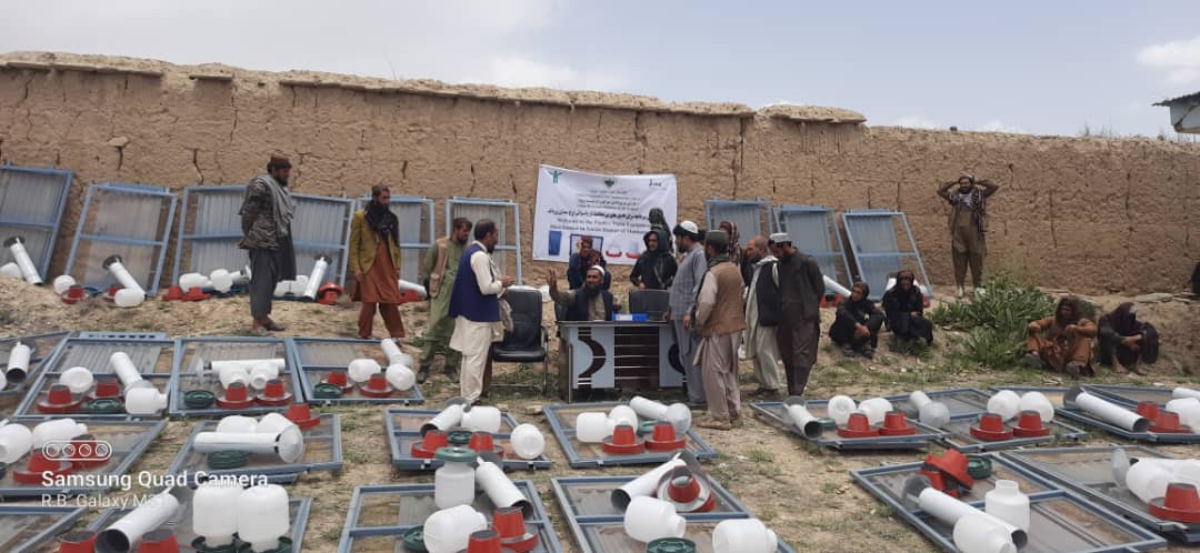 د میدان وردګو ولایت نرخ  کې پر ۱۰۰ کورنیو د چرګانو روزنې توکي ووېشل شول