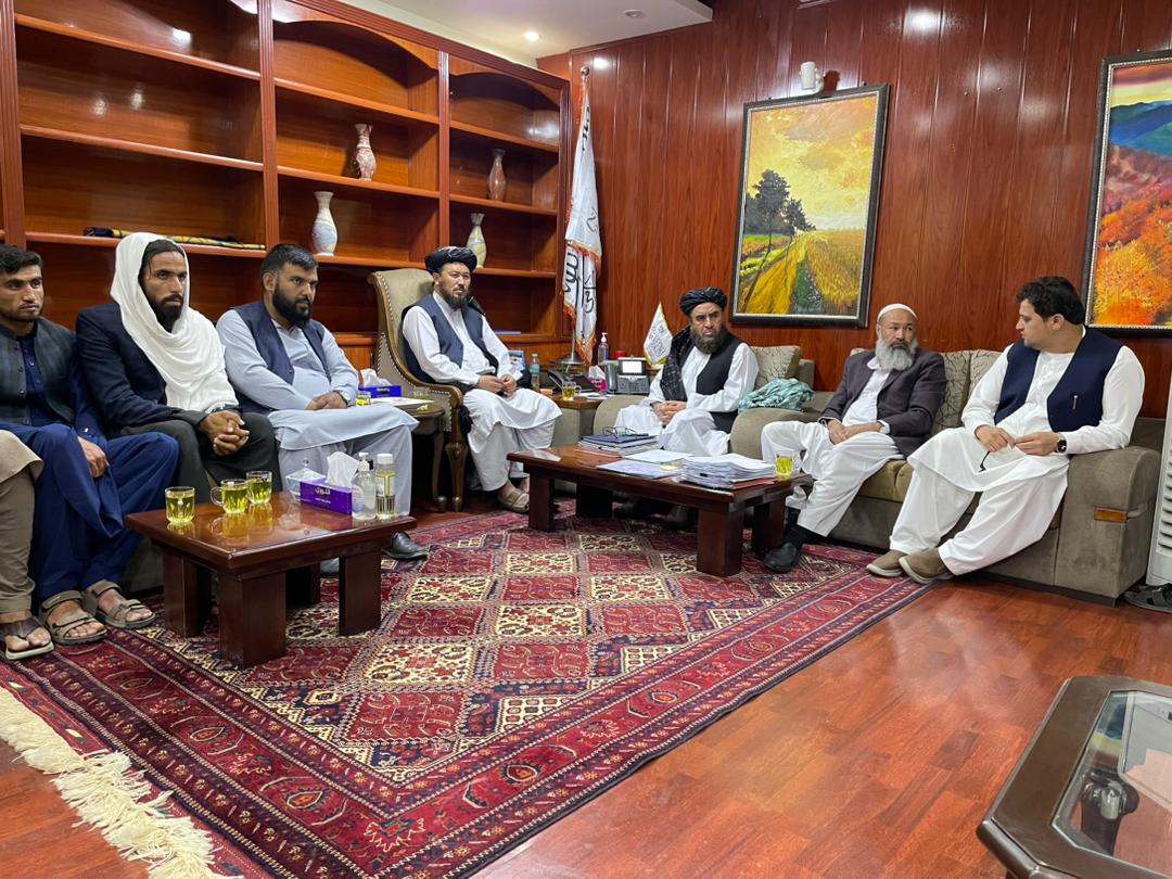 د ځمکو چارو لوی رییس د کدستر ریاست د مرکزي او ولایتي څانګو چارواکو سره وکتل 