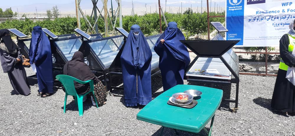 مېرمنو لپاره دکارموندنې هڅې: لغمان کې پر لسو مېرمنو د سبو او مېوو وچولو ماشینونه ووېشل شول