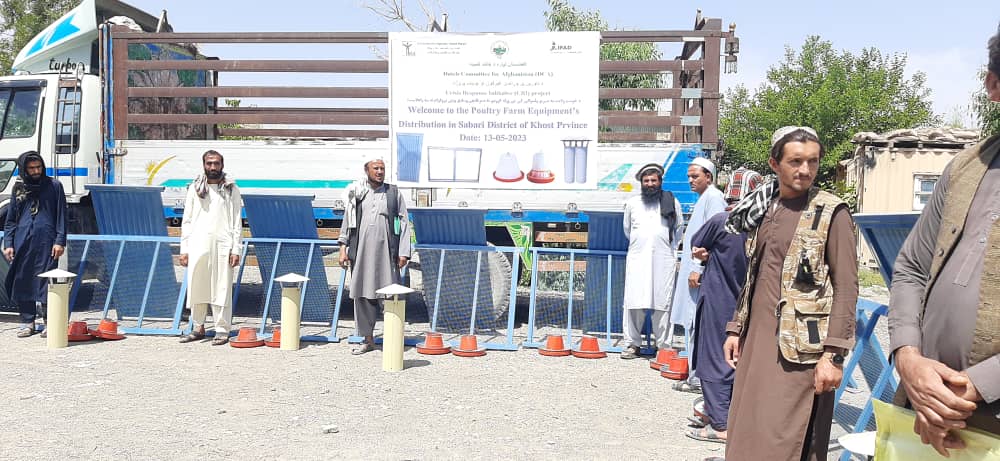 د خوست دوو ولسوالیو  کې پر ۱۰۰ کورنیو د چرګانو روزنې توکي ووېشل شول