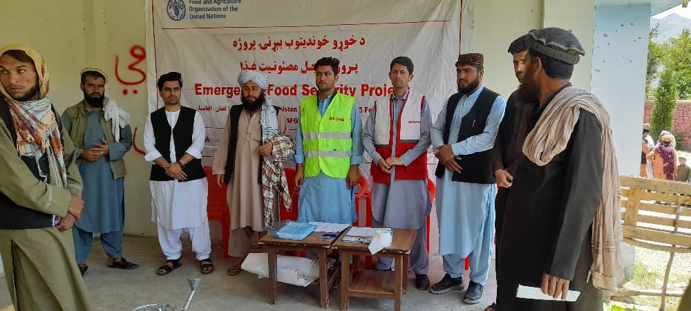 لغمان کې پر ۱۵۰۰ بزګرانو د کرنیزو توکو د وېش لړۍ پیل شوی