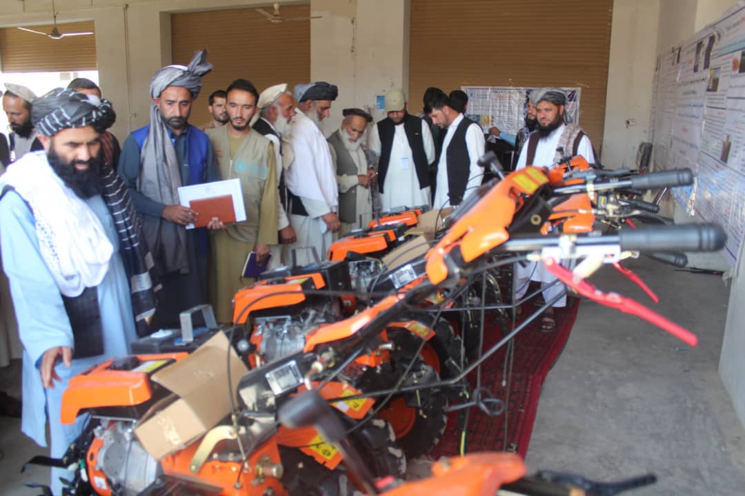 د لغمان مهترلام کې د بزګرانو شپږو ټولنو سره د اړینو توکو مرستې وشوې