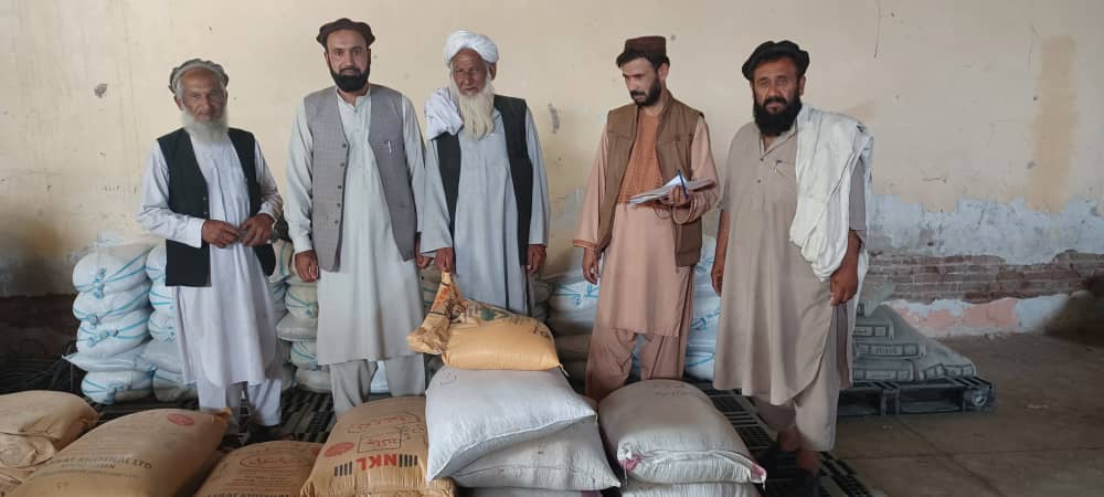 لغمان کې په ۲۱۱ بزګرانو د سویابینو تخم او کیمیاوي سرو وېش لړۍ پیل شوې