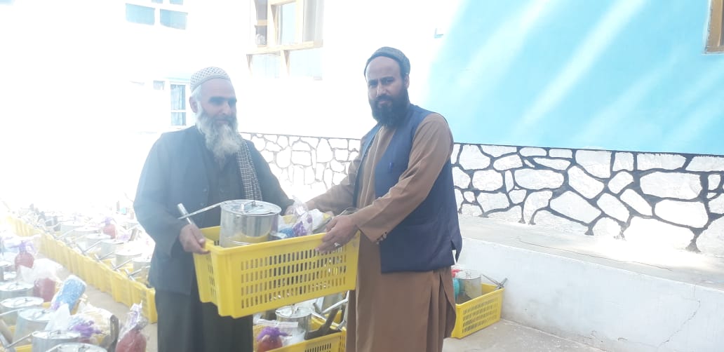 توزیع ۲۱ قلم وسایل  باغچه‌های خانگی و تخم سبزیجات در مرکز ولایت کندز 