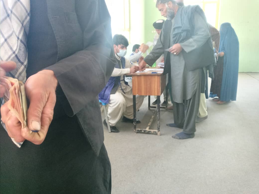 د میدان وردګو ولایت جلریز کې ٣١٣  بېوزلو کورنیو سره مرستې وشوې