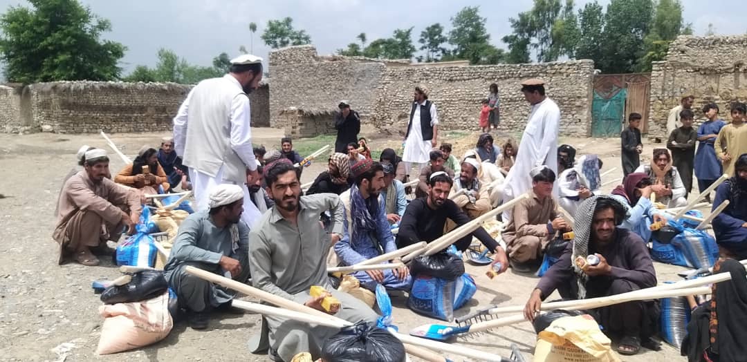 د خوست باک ولسوالی کې له یوشمېر کروندګرو سره مرستې وشوې