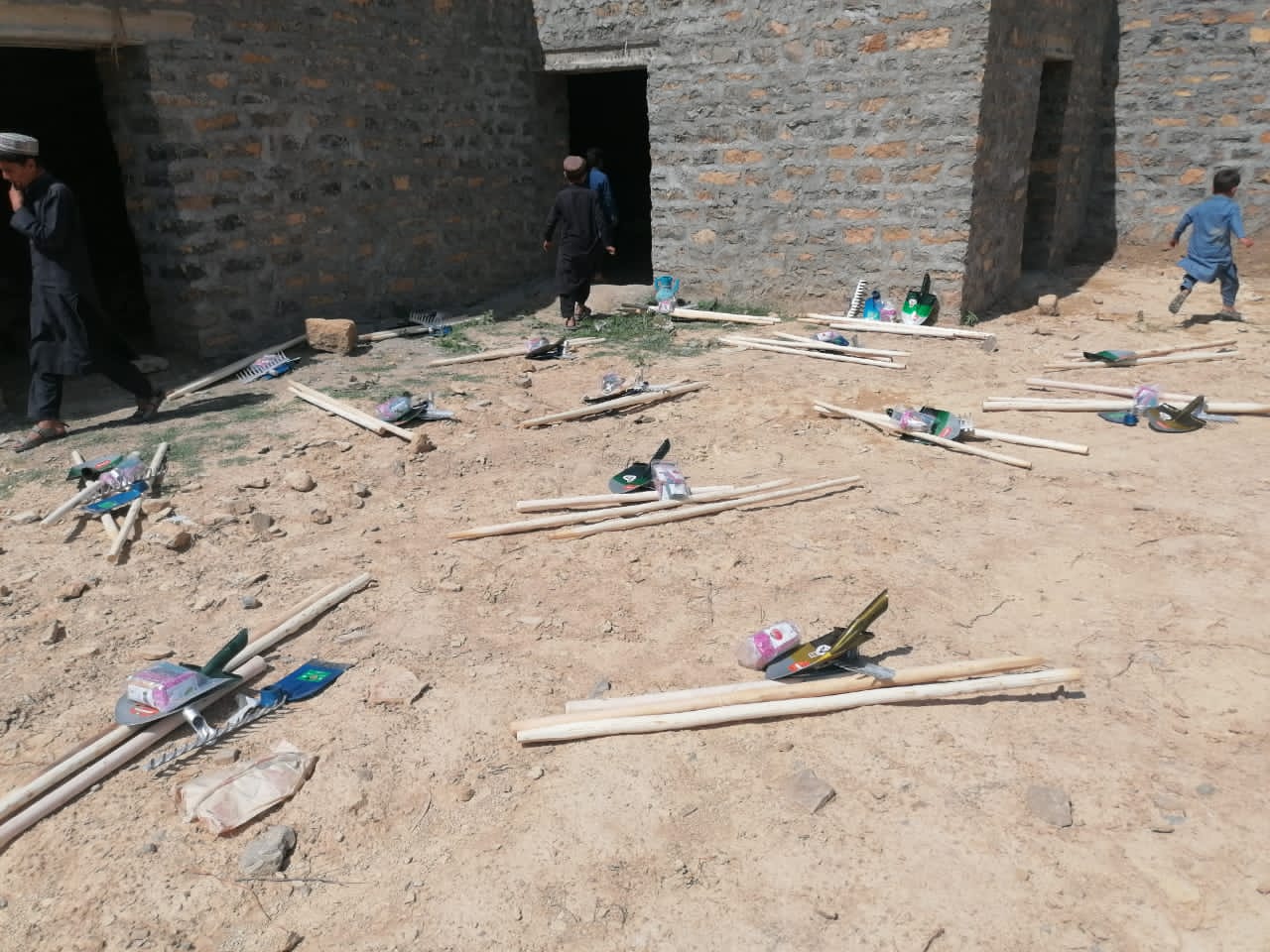 د خوست دوو ولسوالیو کې کورني باغچې جوړېږي