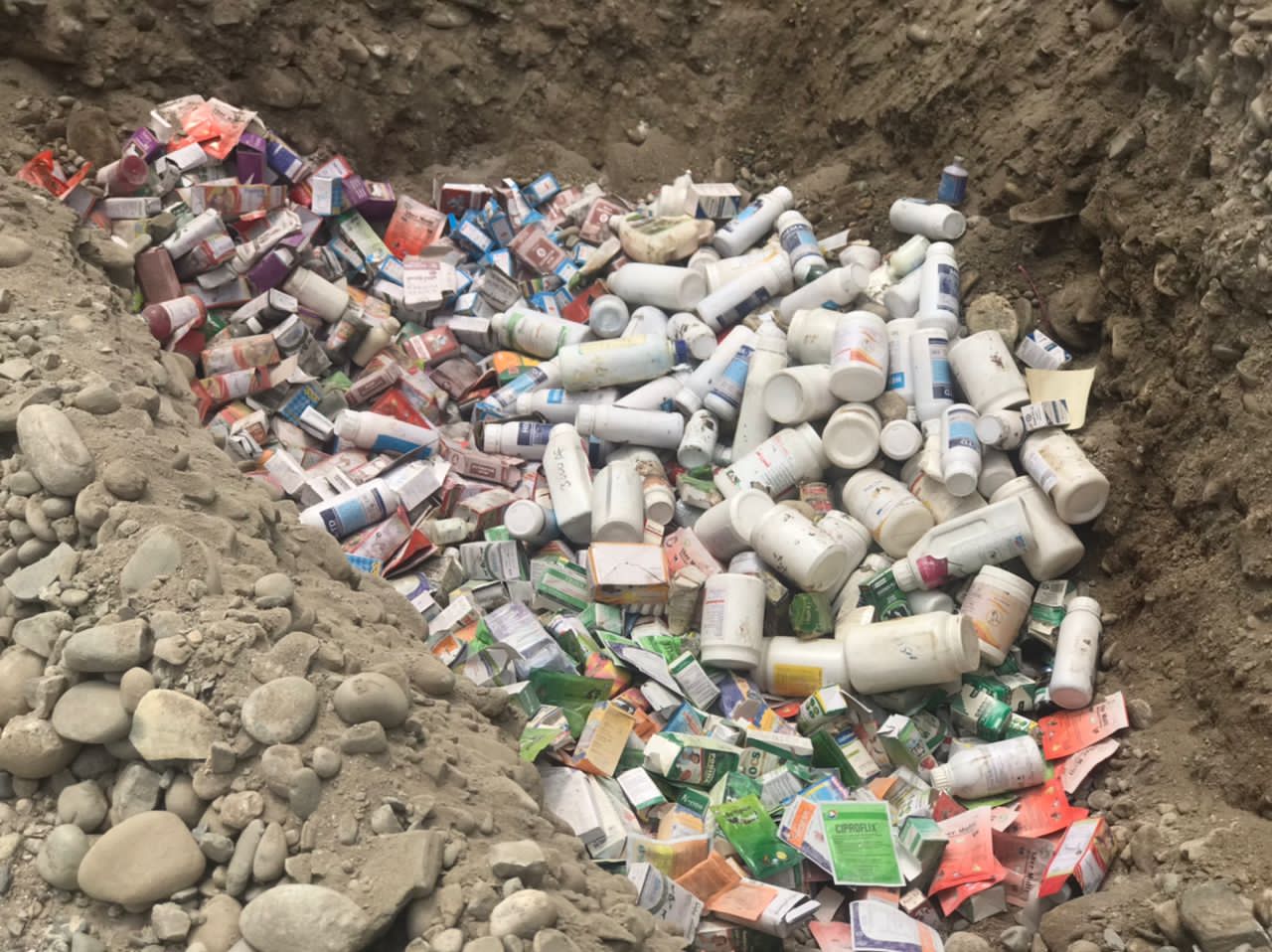 ننګرهار کې تاریخ تېر او بې کیفیته درمل له منځه یوړل شول