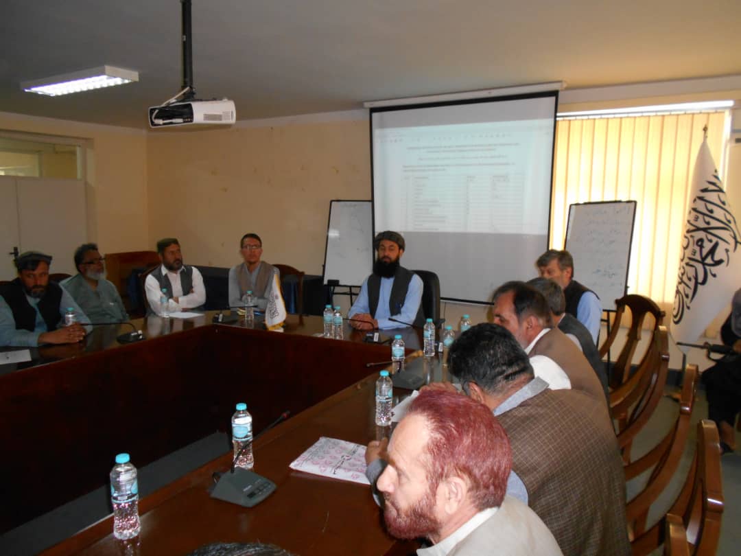 د بوټو ساتنې او قرنطین رییس د کرنیز آفت وژونکو او کیمیاوي سرو متشبثینو سره وکتل