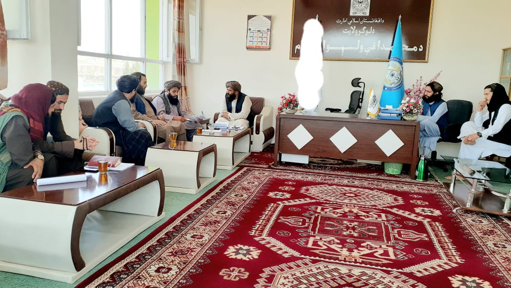 د لوګر دکرنې رییس د محمدآغې ولسوالی له چارواکو سره وکتل