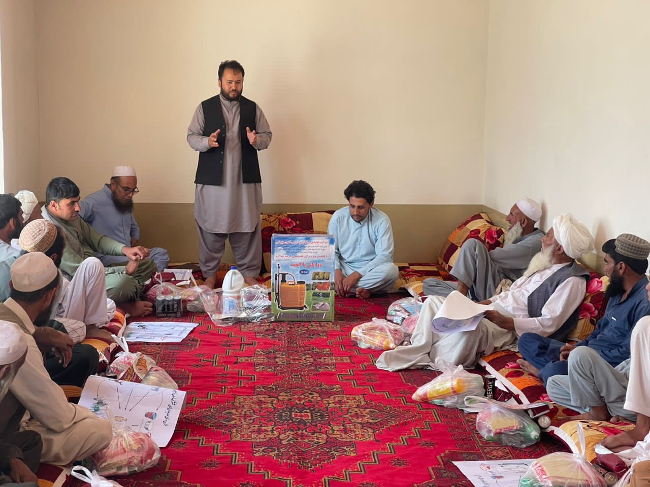 توزیع  بسته‌های حفاظت فردی برای مالداران در ولسوالی ده سبز ولایت کابل 