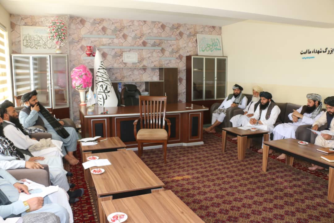 د لوګر مرستیال والي د دې ولایت د غصب مخنیوی تخنیکي غړو سره وکتل