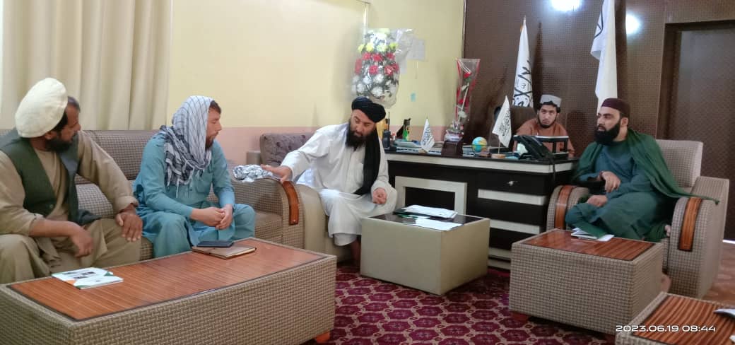 د ننګرهار دکرنې رییس د یوشمېر مؤسسو چارواکو سره وکتل