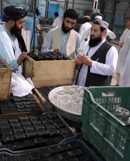 د ځان بسیاینې په پار هڅې؛ د ننګرهار کانال ریاست کې د وطني تولیداتو کارخونه فعال شو