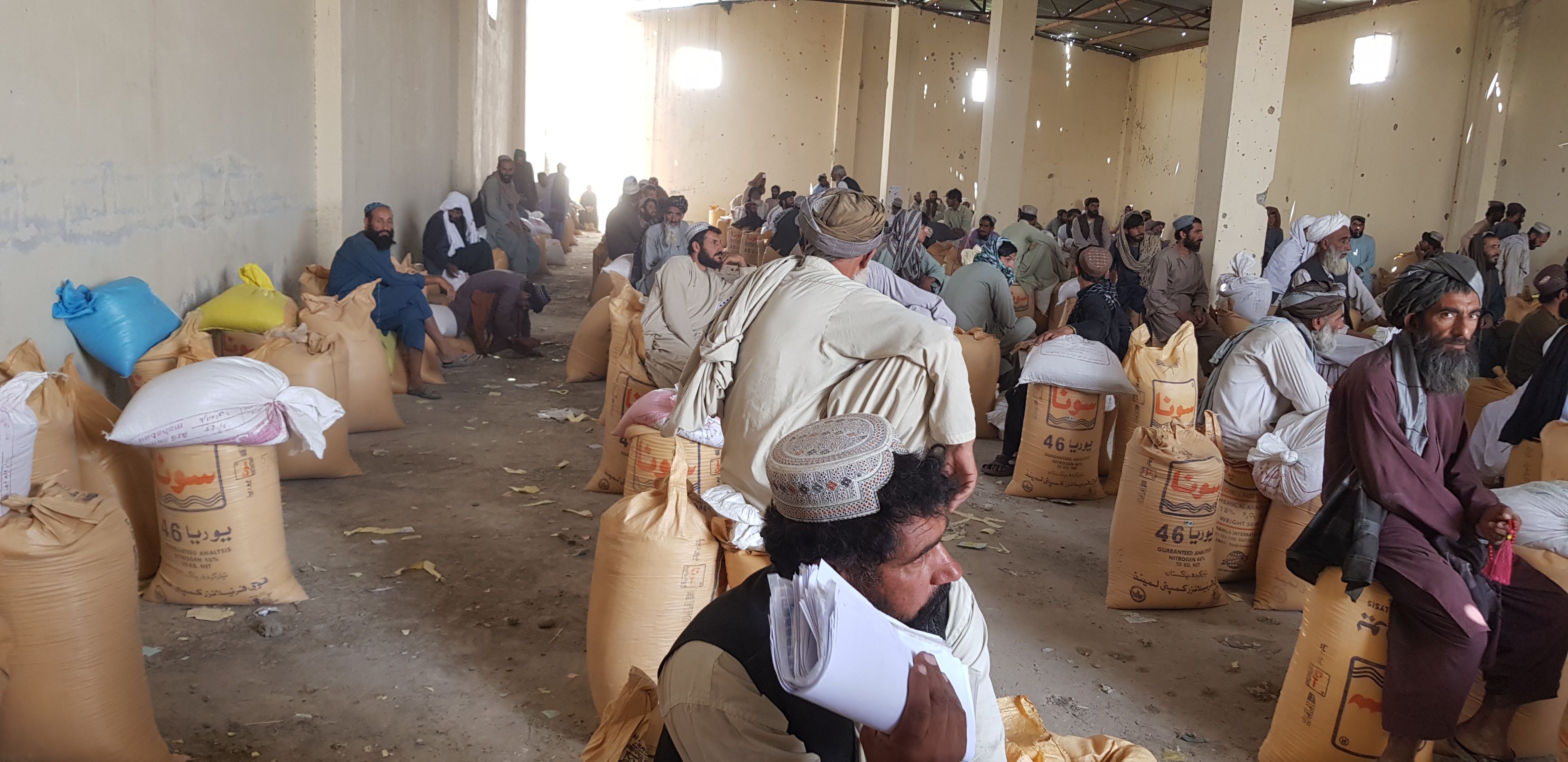 د هلمند ناوې ولسوالی کې ۱۲۰ کروندګرو سره د جوارو تخم او کیمیاوي سرو مرسته وشوه