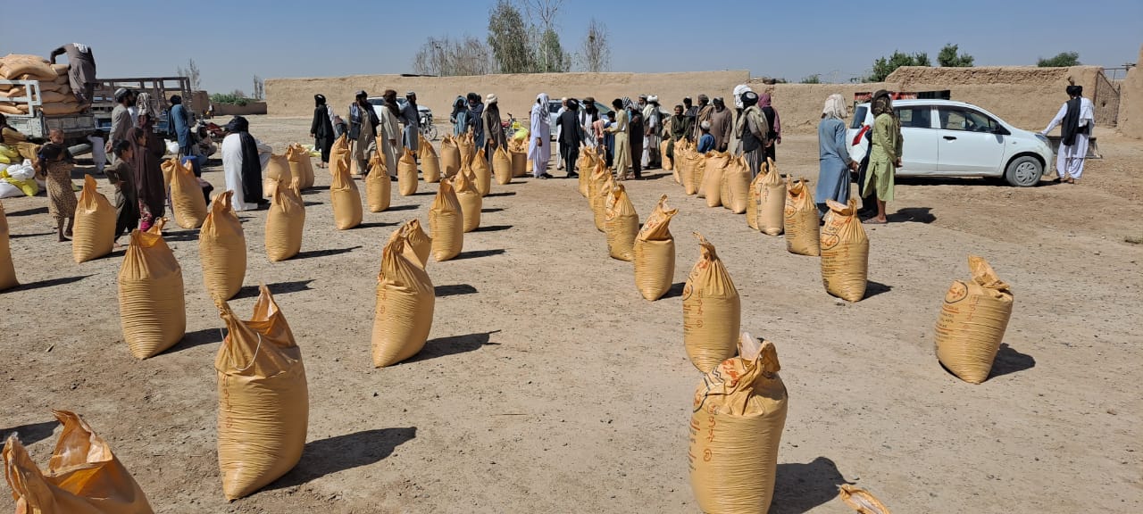 هلمند کې لسګونو کروندګرو سره د جوارو تخم او کیمیاوي سرو مرسته وشوه