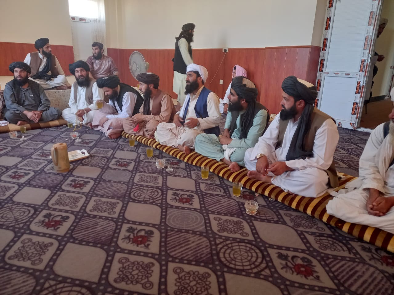 د کندهار د ځمکې غصب مخنیوی کمېټې پلاوی د سرحدونو او قبایلو چارو رییس سره وکتل