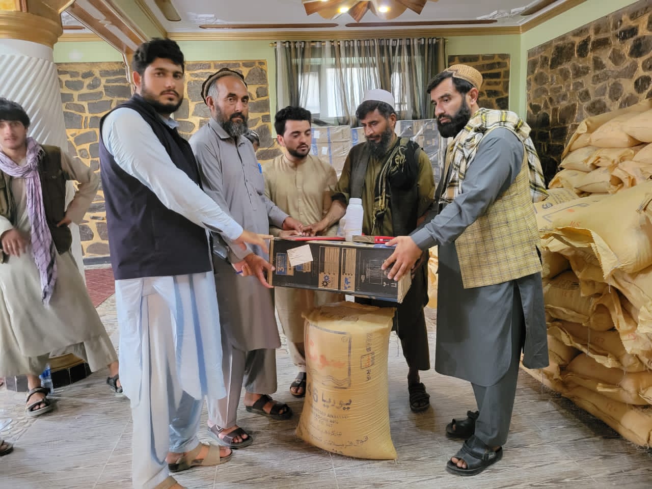 د لغمان ۱۷۶ بڼوالو سره د اړینو توکو او کیمیاوي سرو مرسته وشوه