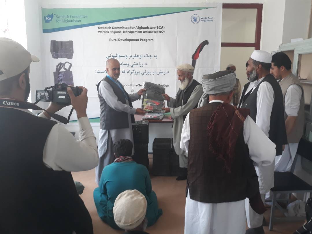 میدان وردګو ولایت کې ۲۰۰ بڼوالو سره د اړینو توکو مرسته وشوه