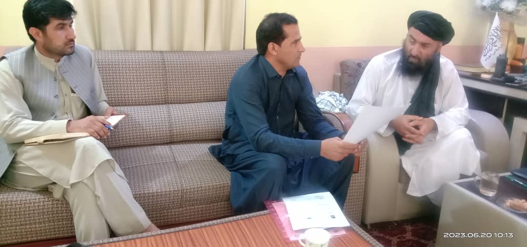 د ننګرهار دکرنې رییس د اسلاميک ریلیف مؤسسې چاراکو سره وکتل