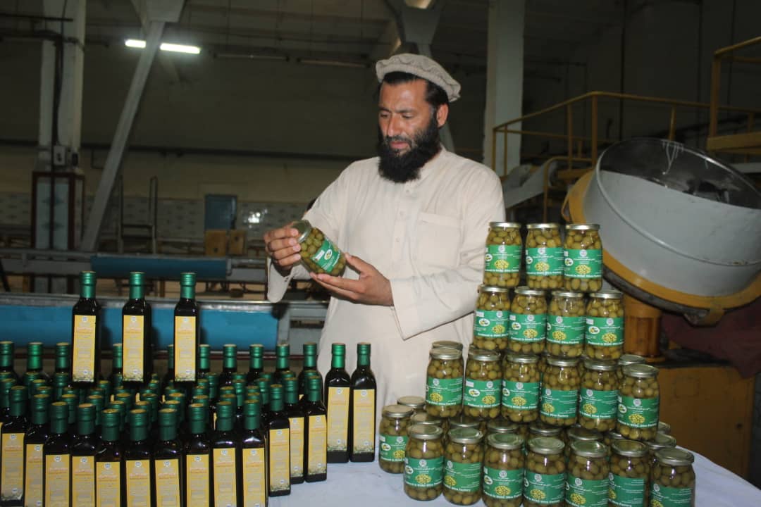 د ځان بسیاینې په پار هڅې؛ د ننګرهار کانال ریاست کې د وطني تولیداتو کارخونه فعال شوه