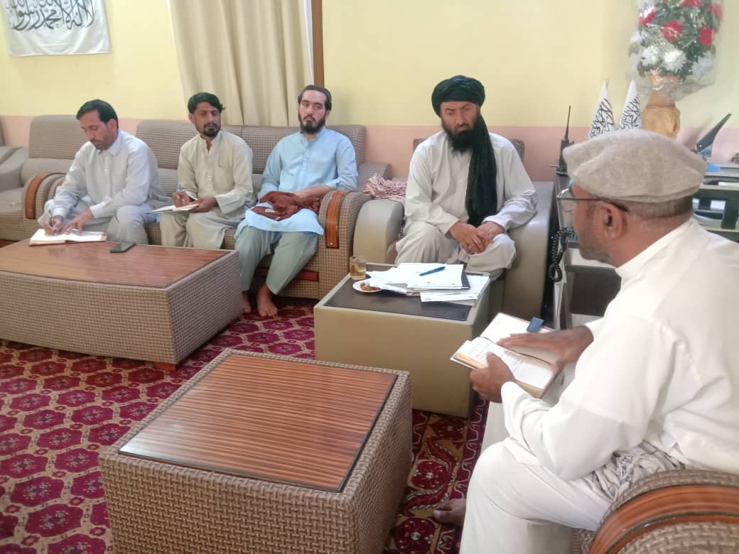 د ننګرهار دکرنې رییس د یوشمېر همکارو مؤسسو له چاراکو سره وکتل