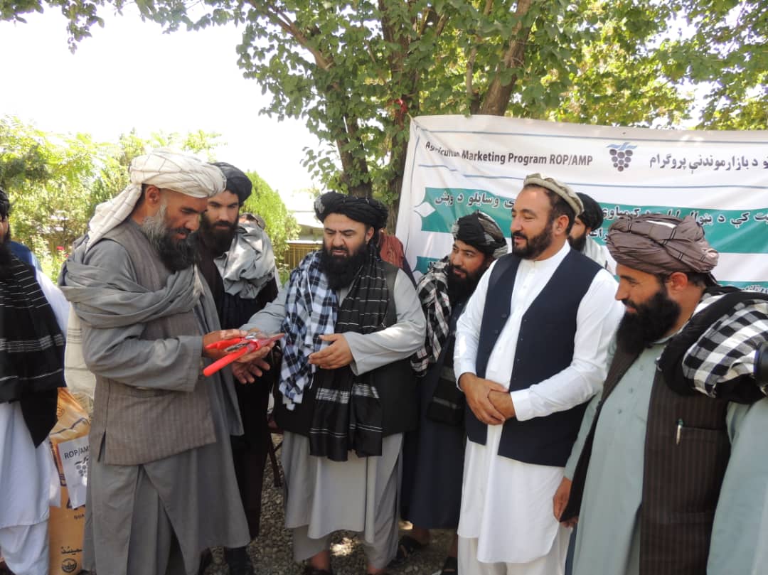 لوګر کې پر یوشمېر بڼوالو د بڼوالۍ اړونده توکو او کیمیاوي سرو وېش لړۍ پیل شوه