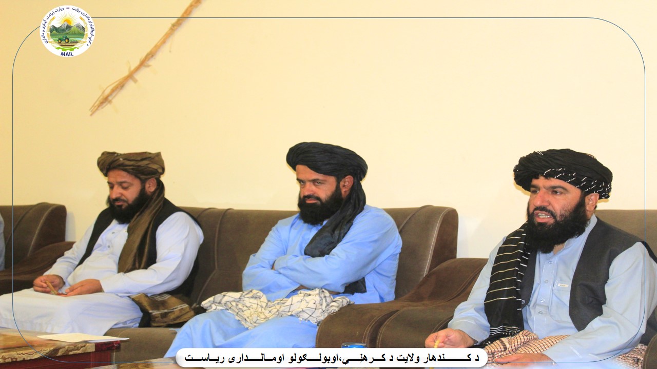 د کندهار دکرنې رییس په افغانستان کې د ملګرو ملتونو د خوړو او کرنې ادارې چارواکو سره وکتل