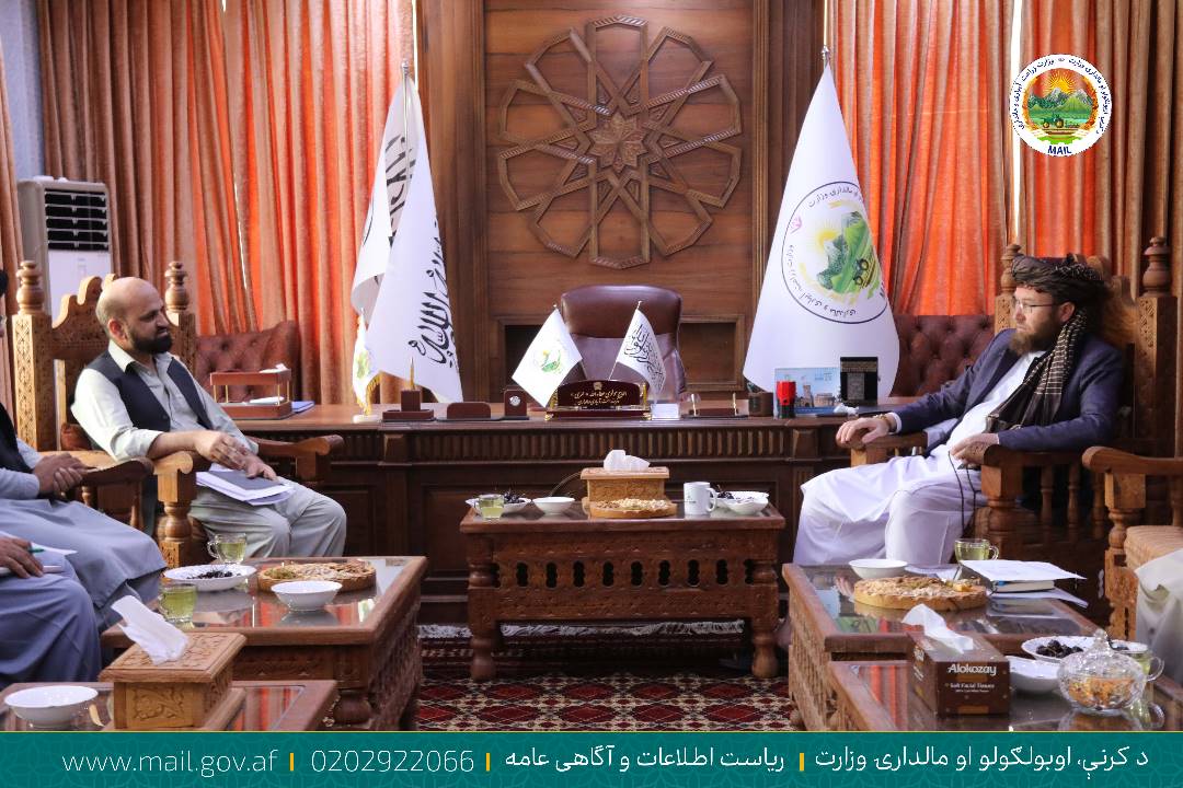 د کرنې وزیر د اکسوس پور ورکونې مؤسسې له چارواکو سره وکتل