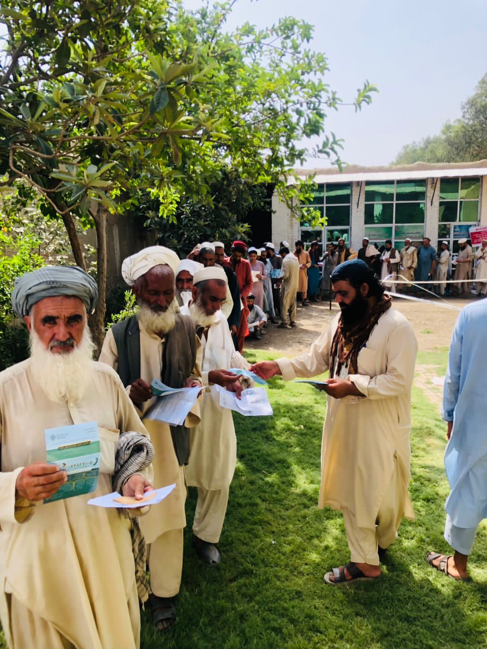 د ننګرهار اوو ولسوالیو کې لسګونو مالدارانو سره مرستې وشوې