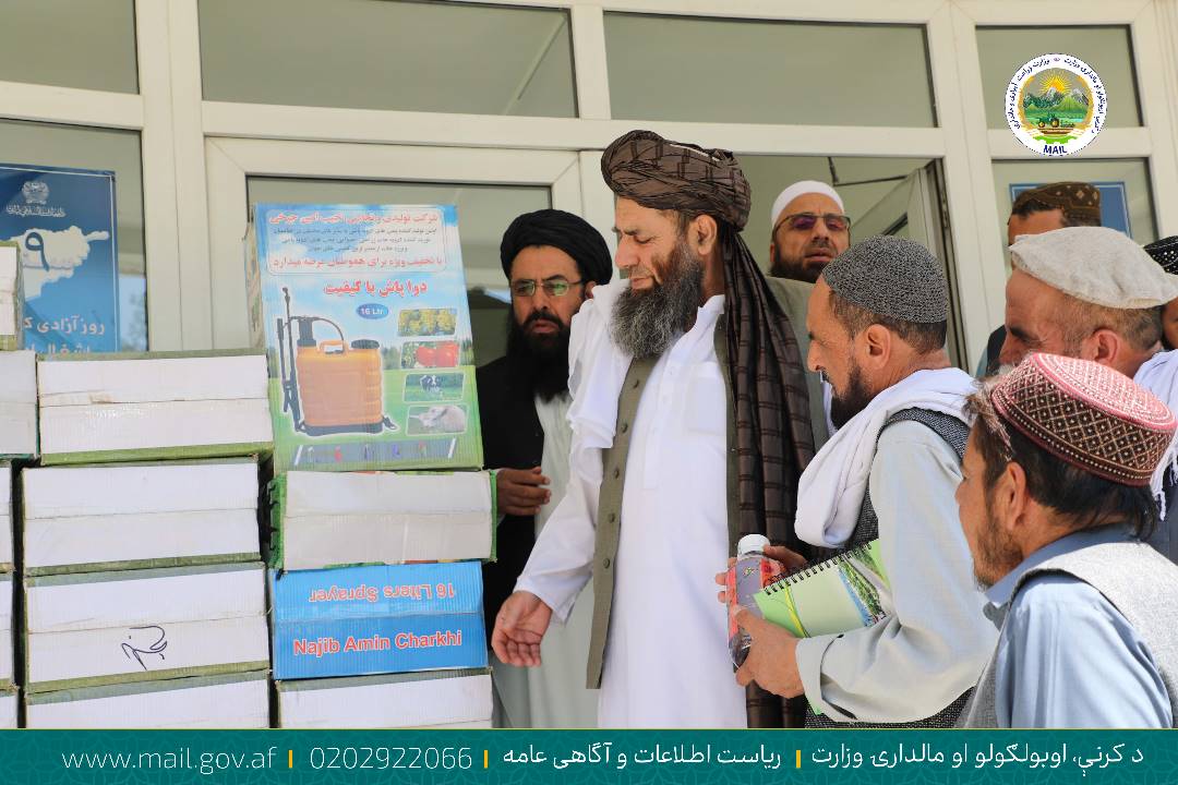 افغانستا لپاره د هالنډ کمېټه د نباتي آفتو ملخانو د مخنیوي په پار د درملو مرسته وکړه