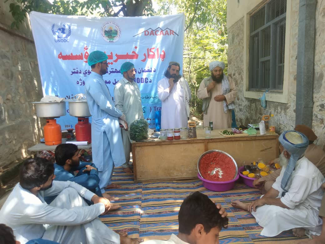 د لغمان دوو ولسوالیو کې ۱۲۰ بزګران د خوړو پروسس په برخه کې وروزل شول