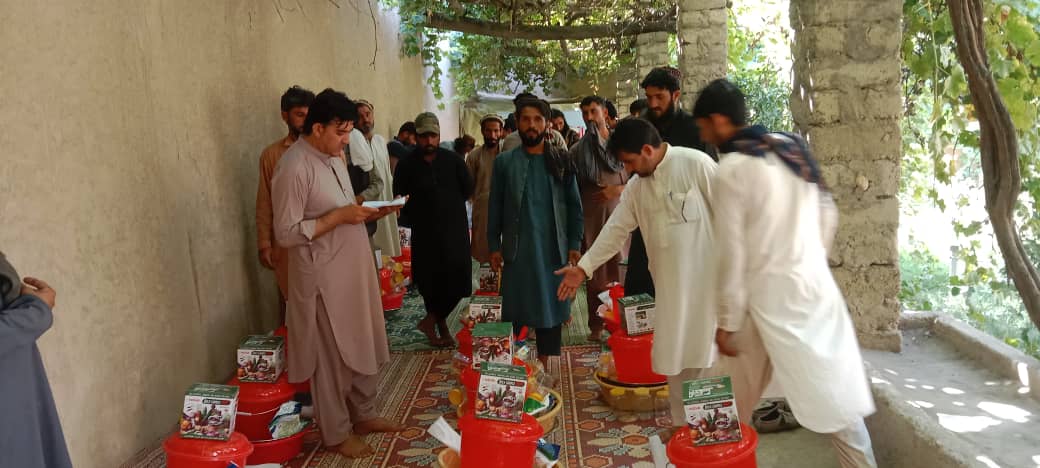 ننګرهار کې پر بزګرانو د روب جوړولو توکي ووېشل شوه